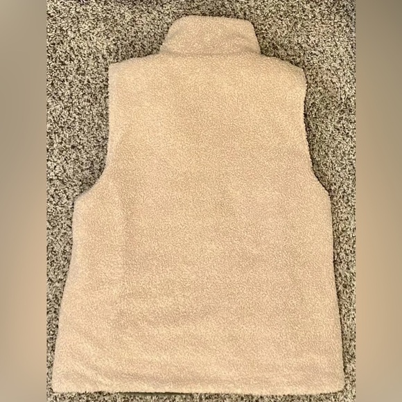 Entro Olive Green & Cream Sherpa Reversible Vest - Picture 3 of 5